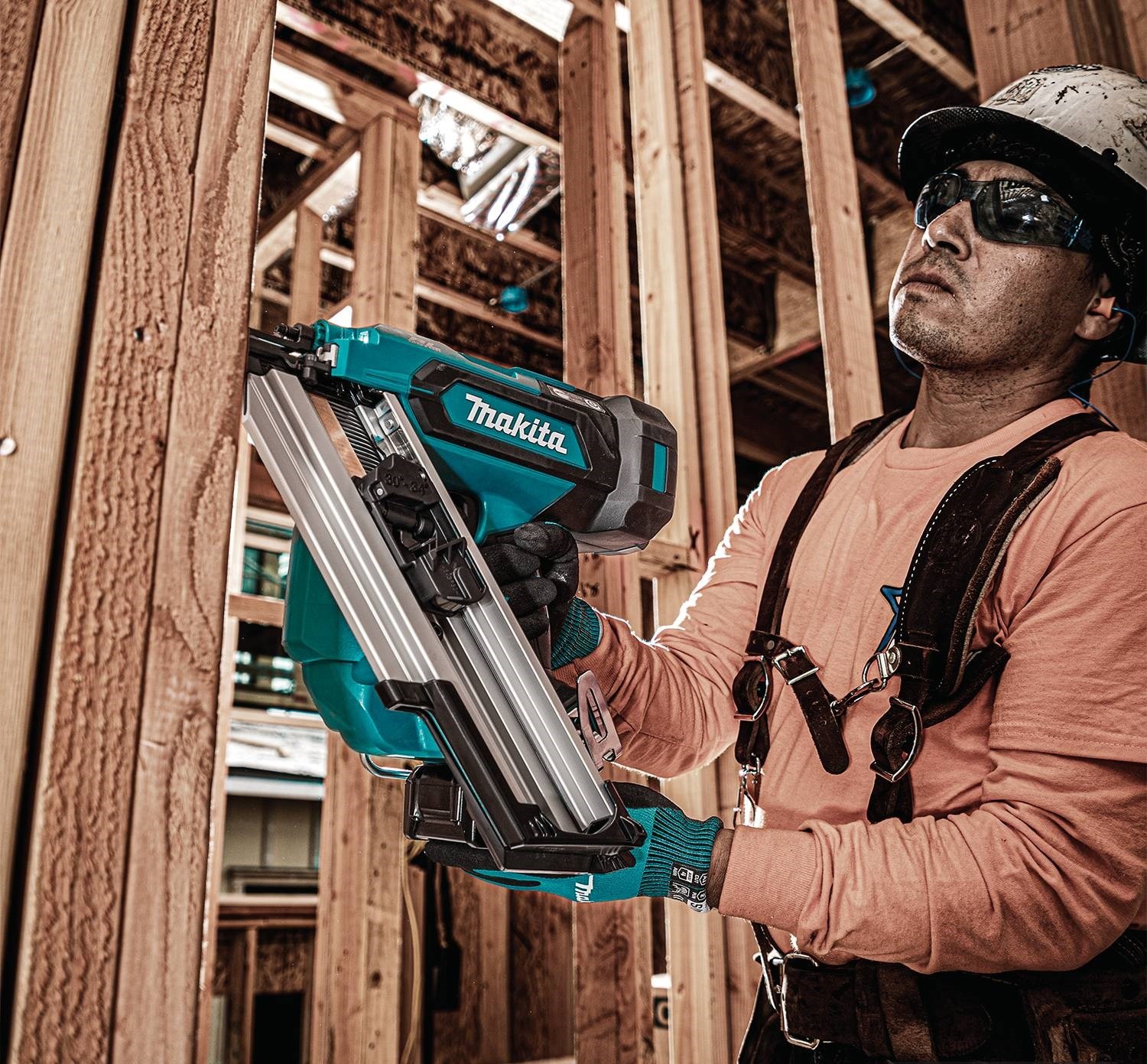 Аккумуляторный гвоздезабивной пистолет Макита GNB01