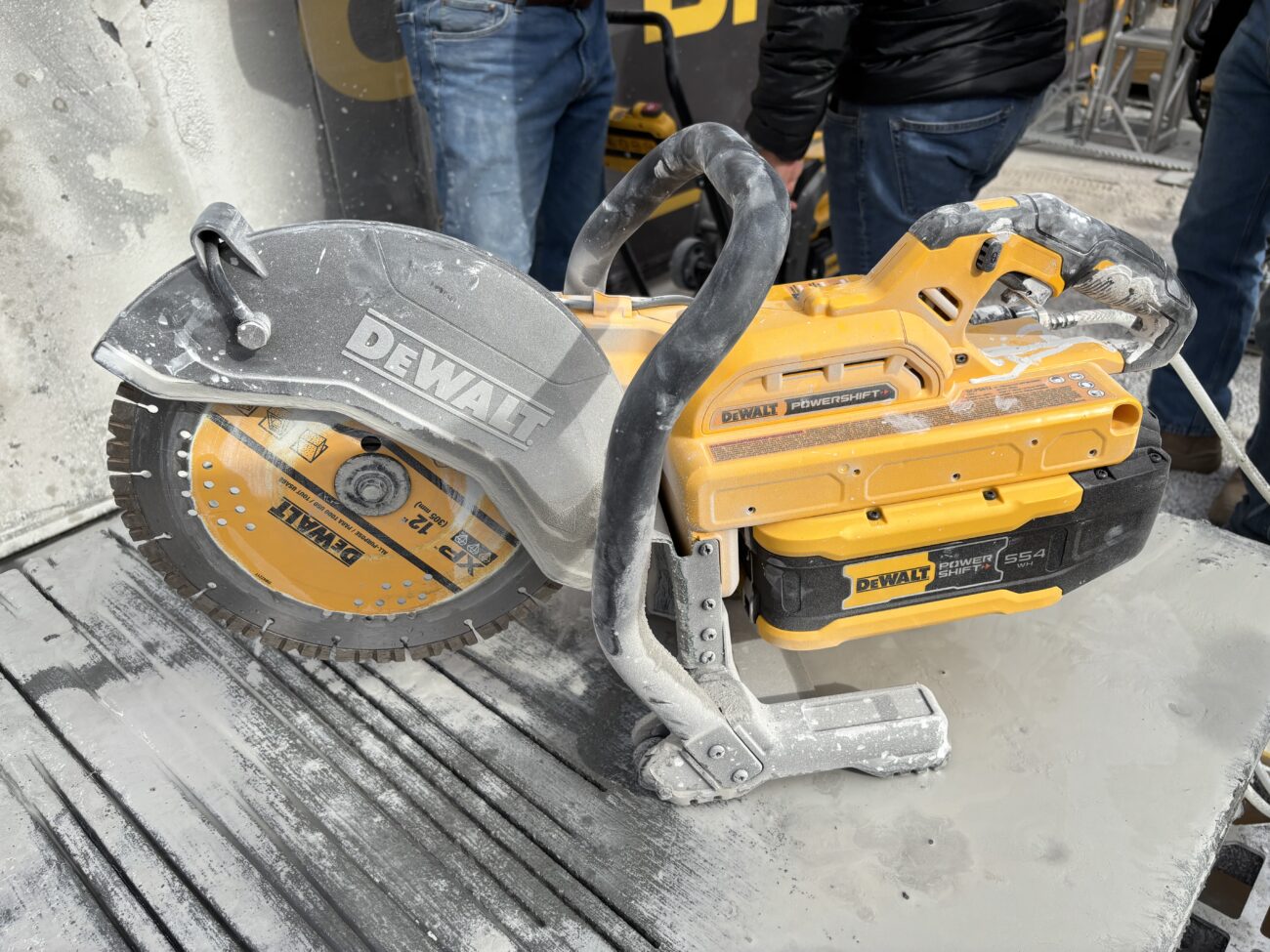 Аккумуляторный резчик DeWalt Powershift против Milwaukee MX FUEL